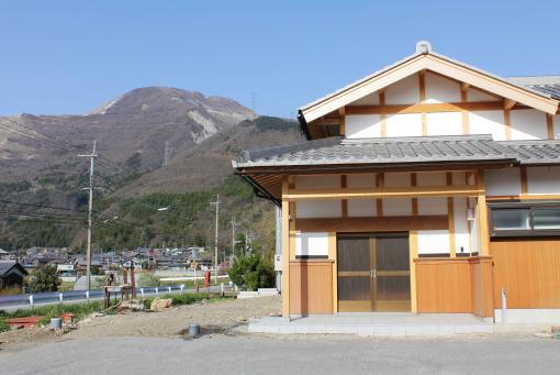 伊吹山麓に建つ数奇屋風建築～無垢の木と漆喰の家～