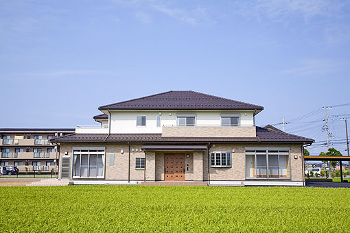 アロアナと住む　大きな水槽がある家